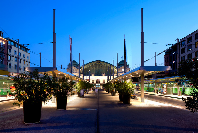 Hauptbahnhof Vorplatz abends